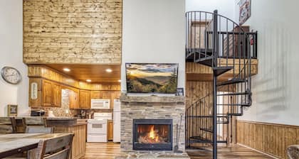 Downtown Gatlinburg ~ 5 Star Prime Location ~ Walk Everywhere ~Locally Operated~