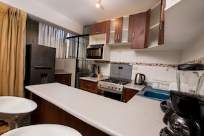 Refrigerador, microondas, placa de cocina, cafetera/tetera