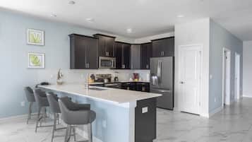 KĂŒhlschrank, Mikrowelle, Ofen, Herdplatte