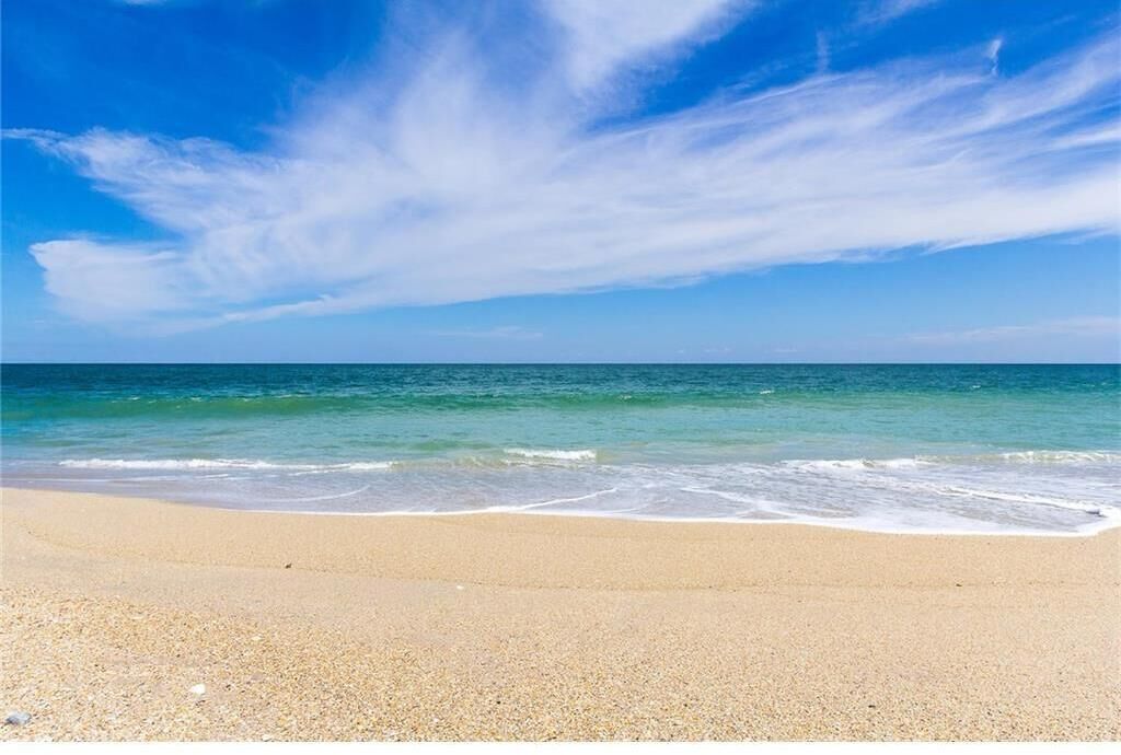 Plage, chaises longues, serviettes de plage