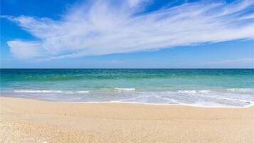 Plage, chaises longues, serviettes de plage