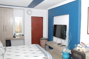 8 bedrooms, iron/ironing board, WiFi, bed sheets