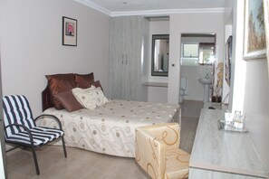 8 bedrooms, iron/ironing board, WiFi, bed sheets