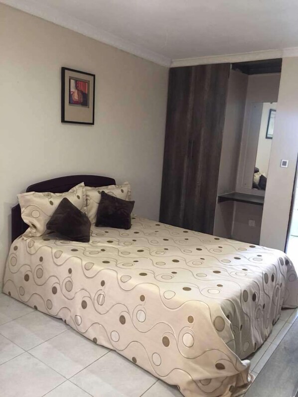 8 bedrooms, iron/ironing board, WiFi, bed sheets