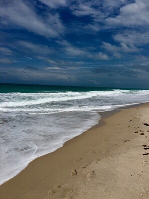 På stranden, solsenger, parasoller og strandhåndklær