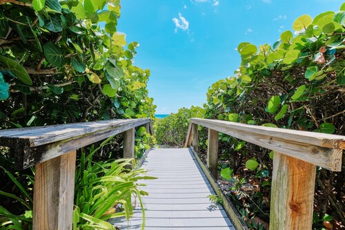 OCEANFRONT Private Beach PETS WELCOME  Last-Minute Special Offers