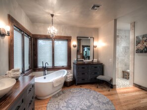 Bathtub, jetted bath, hair dryer, towels - Herber Haus, 6-7 blocks from Main St, Outdoor firepit, Game Room with Pool Table (Fredericksburg)