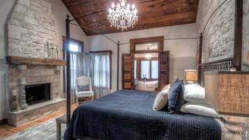 4 bedrooms, desk, iron/ironing board, free WiFi