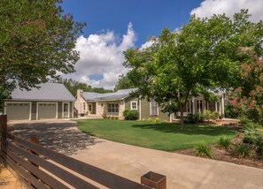 Exterior - Herber Haus, 6-7 blocks from Main St, Outdoor firepit, Game Room with Pool Table (Fredericksburg)
