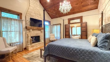 4 bedrooms, desk, iron/ironing board, WiFi (free)