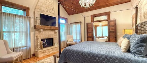 4 bedrooms, desk, iron/ironing board, WiFi (free)