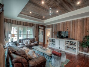 Älytelevisio, takka, videopelejä, DVD-soitin