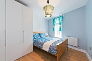 2 bedrooms, iron/ironing board, internet, bed sheets