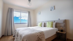 3 bedrooms, iron/ironing board, travel crib, free WiFi - Estrela do Mar - Lovely, Sun Filled Villa (Arco Da Calheta)