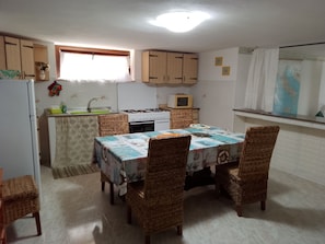 Fridge, microwave, oven, stovetop - LA CORTE CASA VACANZE - NEAR ALGHERO-STINTINO (Località La Corte)