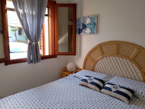 3 dormitorios, tabla de planchar con plancha, cuna de viaje