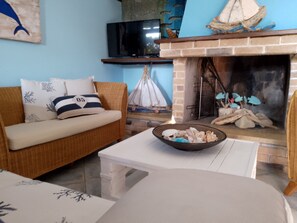 Fernseher, Kamin, Bücher