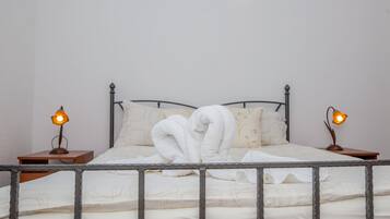 2 bedrooms, iron/ironing board, travel cot, free WiFi