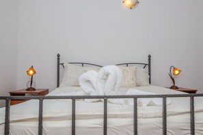 2 habitaciones, tabla de planchar con plancha y cuna de viaje