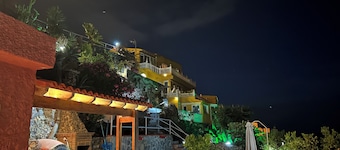 BEAUTIFUL APARTMENT WITH POOL OWN TERRACE & STUNNING VIEWS OF MT TEIDE & SEA