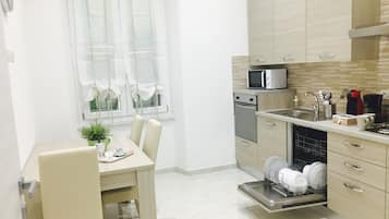 Kühlschrank, Mikrowelle, Ofen, Herdplatte