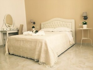 2 bedrooms, desk, WiFi, bed sheets