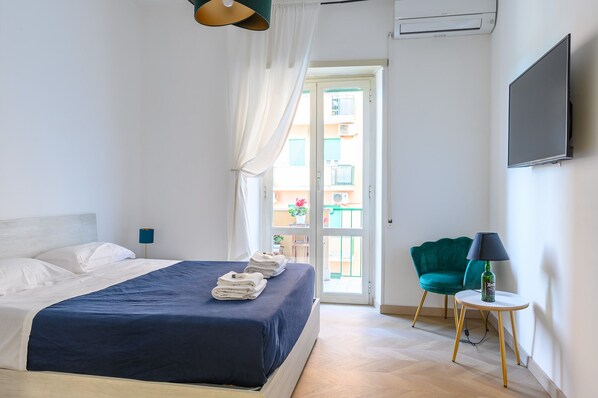 2 quartos, ferros/tábuas de passar roupa, berço de viagem