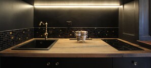 Fridge, microwave, stovetop, dishwasher