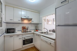 Een koelkast, een microgolfoven, een oven