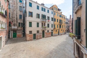 A narrow street with historic buildings, including a building with a sign that reads "Hotel del Pescatore." - Ve.N.I.Ce. Cera Casa Del Sol (Venezia)