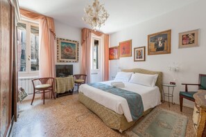 3 habitaciones, tabla de planchar con plancha, wifi y ropa de cama