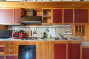 Een koelkast, een microgolfoven, een oven, een kookplaat