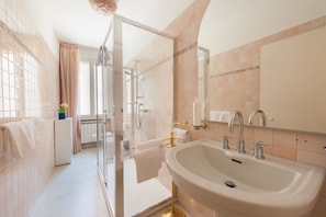 Combined shower/tub, free toiletries, hair dryer, bidet