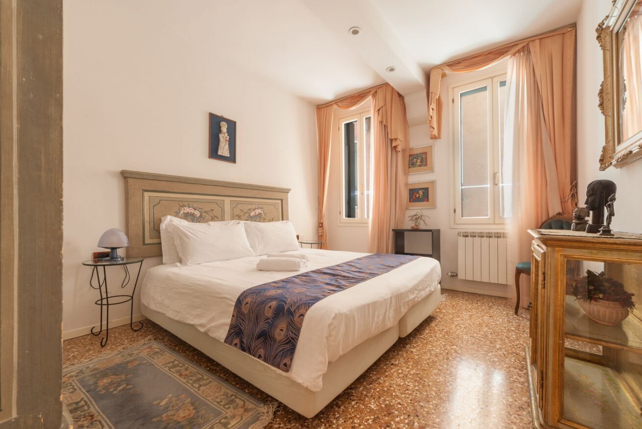 3 habitaciones, tabla de planchar con plancha, wifi y ropa de cama 
