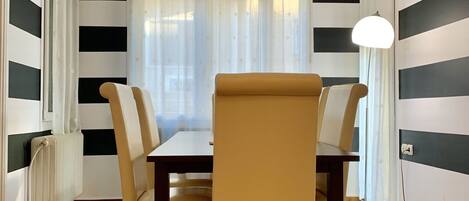 Geladeira, fogão, cafeteira/chaleira, torradeira