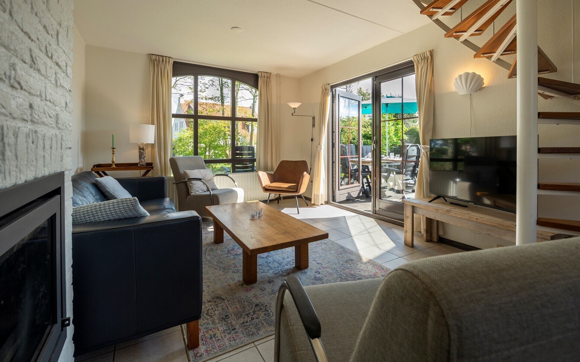 Télévision, cheminée, chaîne hi-fi