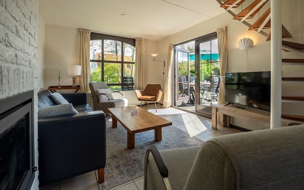 Una televisión, una chimenea, un reproductor estéreo