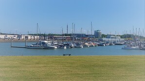Een jachthaven met veel aangemeerde boten.
