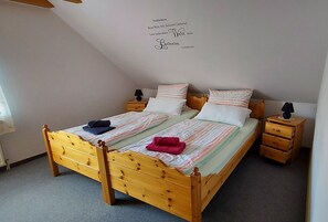 2 chambres, fer et planche à repasser, lit de bébé portatif