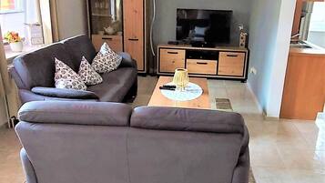 Een televisie, een dvd-speler, boeken en een stereo