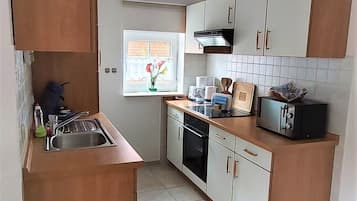 Een koelkast, een magnetron, een oven, een kookplaat