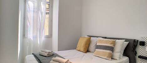 2 室のベッドルーム、アイロン / アイロン台