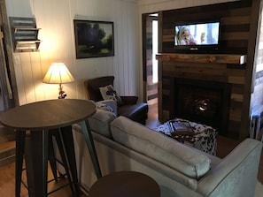 Smart TV, chimenea y estéreo 