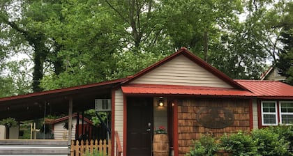 Guest Cottage,Dog friendly, minutes to Clayton, fenced yard, hot tub on patio.
