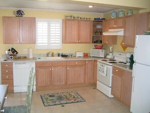 Fridge, microwave, stovetop, dishwasher