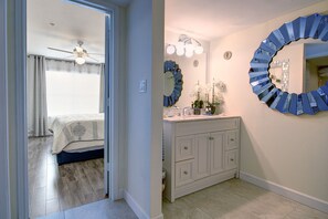 2 chambres, bureau, fer et planche à repasser, lit de bébé portatif