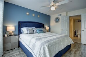 2 habitaciones, escritorio y tabla de planchar con plancha