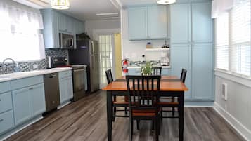 Kühlschrank, Ofen, Geschirrspüler, Wasserkocher mit Kaffee-/Teezubehör