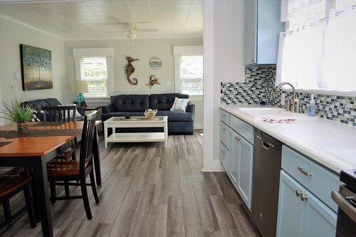 SEAHORSE COTTAGE - Adorable Cottage!!  15 seconds to beach access
