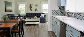 SEAHORSE COTTAGE - Adorable Cottage!!  15 seconds to beach access